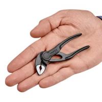 Alicates eléctricos KNIPEX Cobra® XS en su decoración navideña 